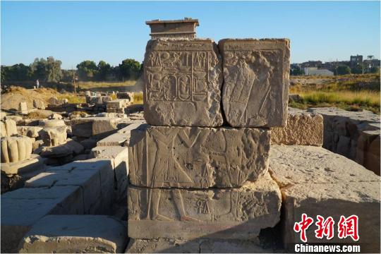 埃及孟圖神廟留在原位的石塊，部分墻體仍保留有較完整的浮雕畫面 王巍供圖 攝