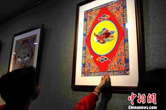 圖為觀眾參展。　張?zhí)砀?攝