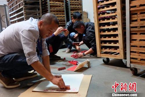 圖為工作人員在現場檢查。云南省市場監(jiān)督管理局供圖