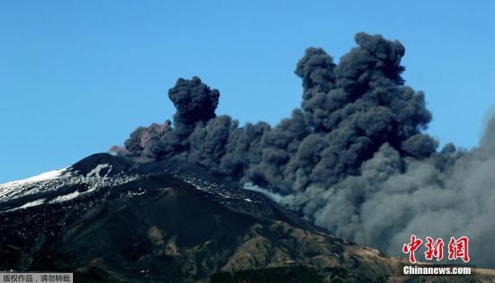 當(dāng)?shù)貢r間2018年12月24日，意大利卡塔尼亞，世界最活躍的火山之一埃特納火山于當(dāng)日再度噴發(fā)，大量火山灰被噴向天空，當(dāng)?shù)貦C(jī)場被關(guān)閉。