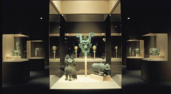 “中國(guó)考古學(xué)的黃金時(shí)代”展覽現(xiàn)場(chǎng)，婦好墓、新干墓、三星堆祭祀坑的出土文物