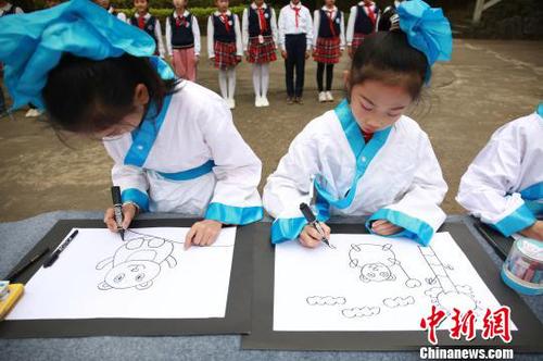 小學生在畫大熊貓?！≈炝?攝