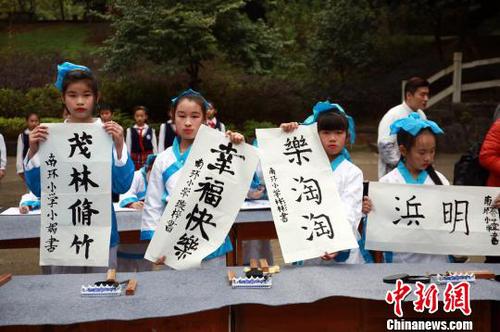 小學生給大熊貓明浜送祝福?！≈炝?攝