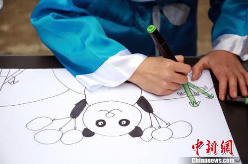 小學生在畫大熊貓。　朱柳融 攝
