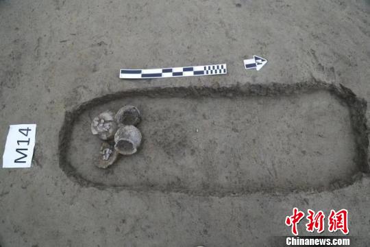 圖為幼兒小型土坑墓?！＄娦?攝