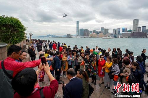 資料圖：內(nèi)地游客在金紫荊廣場濱海長廊觀光。<a target='_blank' href='http://www.chinanews.com/'>中新社</a>記者 張煒 攝