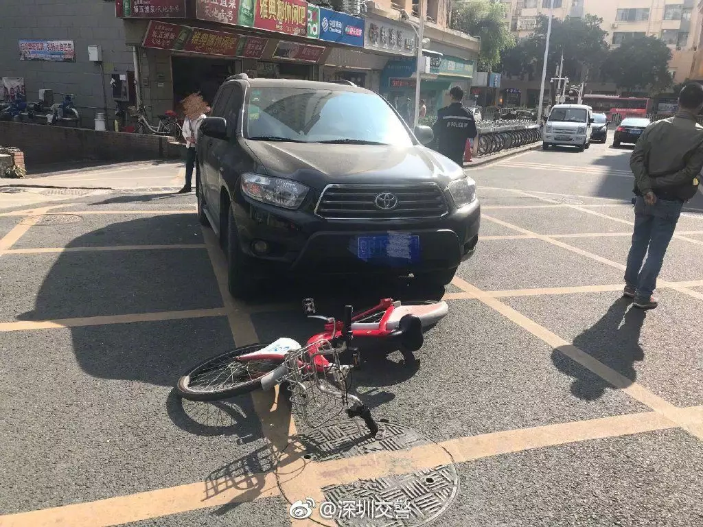 網(wǎng)友炸鍋!自行車撞扁轎車被瘋狂轉發(fā) 交警:略尷尬