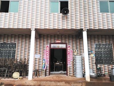 1月2日，羅毅父母的壽棺停在家中的堂屋里。