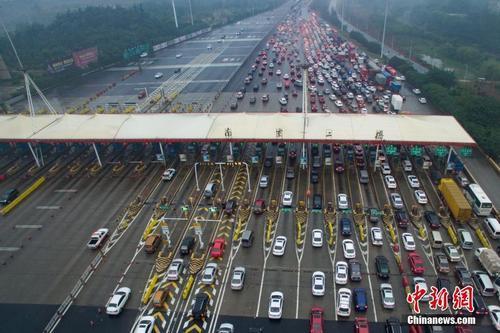 資料圖：車輛通過(guò)收費(fèi)站。<a target='_blank' href='http://www.chinanews.com/'>中新社</a>記者 泱波 攝