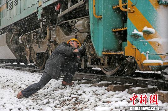 南京東機(jī)務(wù)段機(jī)車乘務(wù)員強(qiáng)化雪天機(jī)車走行部、車鉤等關(guān)鍵部件檢查，確保機(jī)車質(zhì)量良好，途中運(yùn)輸安全?！⒔鸾?攝