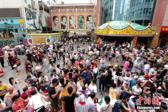 9月15日，商戶聚集在北京天意商城門口甩賣商品，吸引大批顧客搶購。天意商城是北京規(guī)模最大的小商品批發(fā)兼零售市場，為疏解北京非首都功能，天意商城將于9月16日關(guān)門停業(yè)。<a target='_blank' href='http://www.chinanews.com/'>中新社</a>記者 盛佳鵬 攝