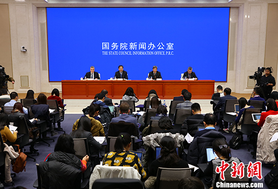 1月15日，國(guó)務(wù)院新聞辦在北京舉行新聞發(fā)布會(huì)，國(guó)家發(fā)展改革委副主任連維良、財(cái)政部部長(zhǎng)助理許宏才、中國(guó)人民銀行副行長(zhǎng)朱鶴新介紹本部門(mén)落實(shí)中央經(jīng)濟(jì)工作會(huì)議精神的具體舉措，并答記者問(wèn)。 <a target='_blank' href='http://www.chinanews.com/'>中新社</a>記者 楊可佳 攝