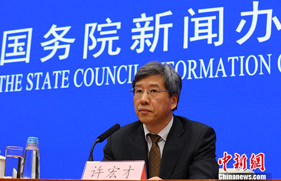 1月15日，國(guó)務(wù)院新聞辦在北京舉行新聞發(fā)布會(huì)，財(cái)政部部長(zhǎng)助理許宏才介紹本部門(mén)落實(shí)中央經(jīng)濟(jì)工作會(huì)議精神的具體舉措，并答記者問(wèn)。 <a target='_blank' href='http://www.chinanews.com/'>中新社</a>記者 楊可佳 攝
