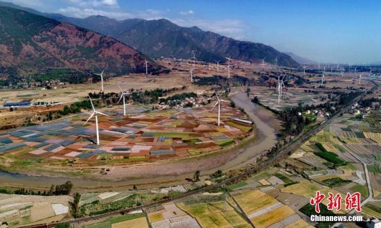 4月8日，四川德昌縣安寧河峽谷200余座風(fēng)電，與成昆鐵路、京昆高速公路、田園和大山相融，成為一道靚麗的風(fēng)景。涼山州陽(yáng)光充足、風(fēng)能等資源豐富，被列為中國(guó)南方地區(qū)國(guó)家級(jí)風(fēng)電基地，列入規(guī)劃的風(fēng)電場(chǎng)有121個(gè)，已建成32座風(fēng)電場(chǎng)總裝機(jī)173.85萬(wàn)千瓦，建成光電60萬(wàn)千瓦，清潔能源的發(fā)展帶動(dòng)了當(dāng)?shù)馗咝录夹g(shù)產(chǎn)業(yè)和民眾脫貧增收。劉忠俊 攝