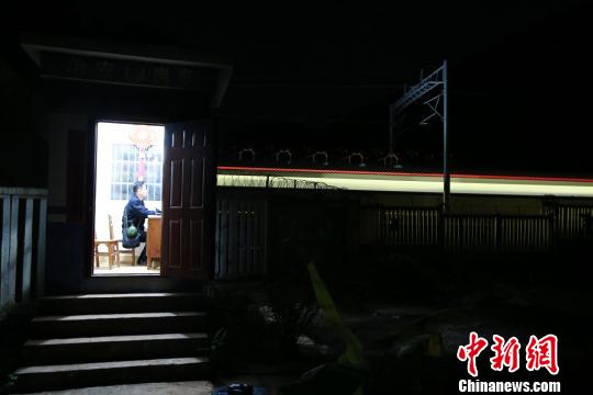 夜里的南欽17號(hào)治安崗?fù)わ@得孤寂，一列動(dòng)車呼嘯而過。　黃軍華 攝