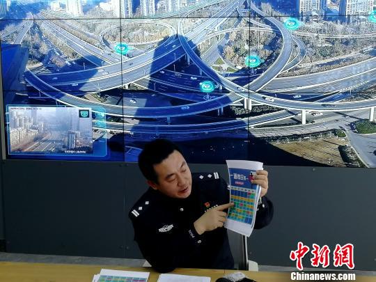圖為濟南市交警支隊智慧辦副主任潘旭光介紹《酒駕整治日歷》?！『聦W(xué)娟 攝