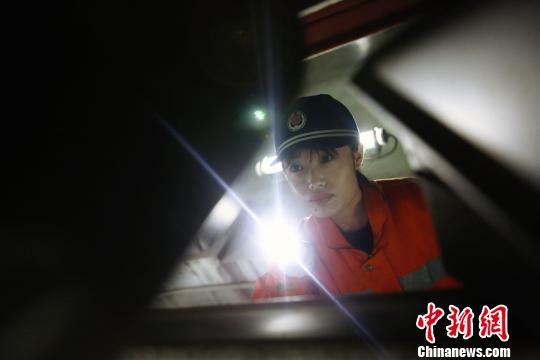 車載信號(hào)工正在檢查動(dòng)車組車底天線。　丁波 攝