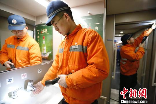 動(dòng)車機(jī)械師正在檢查動(dòng)車組車廂內(nèi)各旅客服務(wù)設(shè)備狀態(tài)是否良好?！《〔?攝