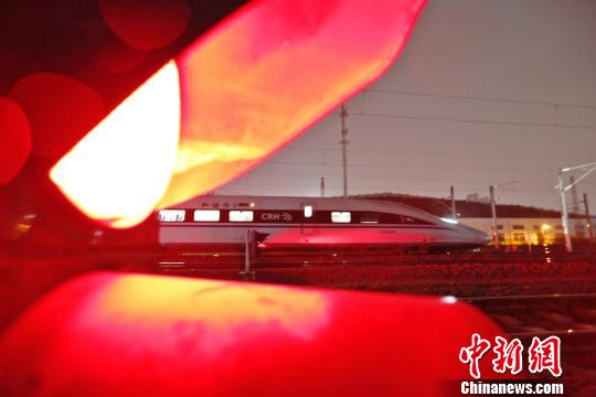一列完成檢修的動(dòng)車組，緩緩駛?cè)氪孳嚲€?！《〔?攝