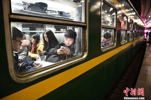 圖為旅客在站點火車上。<a target='_blank' href='http://www.chinanews.com/' >中新網(wǎng)</a>記者 金碩 攝