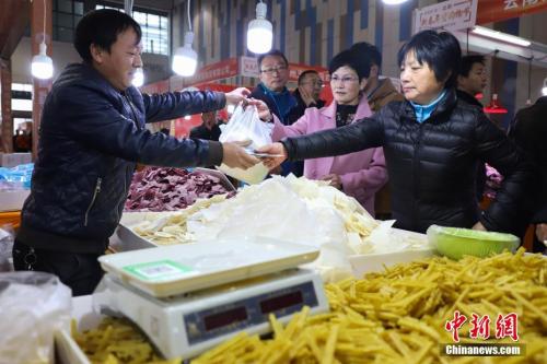 資料圖：臨近春節(jié)，在2019貴陽新春年貨購物節(jié)上前來選購年貨的民眾絡繹不絕。 <a target='_blank' href='http://www.chinanews.com/'>中新社</a>記者 瞿宏倫 攝
