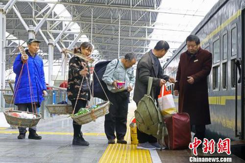 菜農(nóng)們排隊(duì)上車?！⊥艉?攝