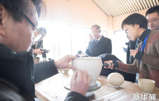 1月22日，游客在上虞區(qū)鳳凰山考古遺址公園了解越窯青瓷制作。