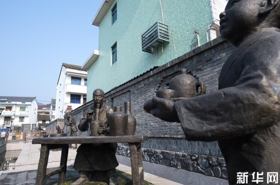 在上虞區(qū)上浦鎮(zhèn)大善小塢村拍攝的青瓷文化雕像（1月22日攝）。