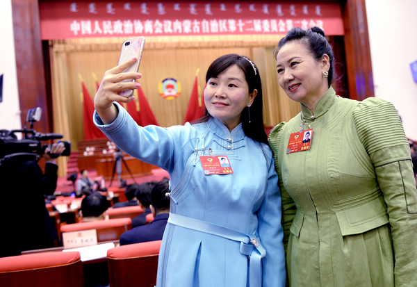 10、委員開幕會(huì)前自拍留念
