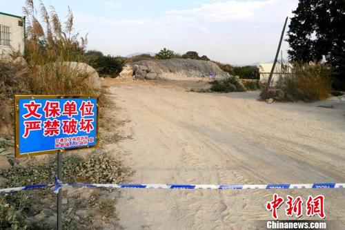翁梅齋墓外圍已拉起警戒線，當(dāng)?shù)厥钠髽I(yè)堆放的石料、作業(yè)車輛被清理?！￡悊⑷?攝