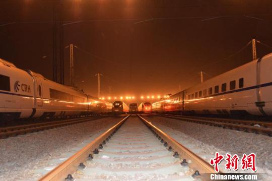 00：30，動(dòng)車組準(zhǔn)備入庫檢修 韋加恒 攝