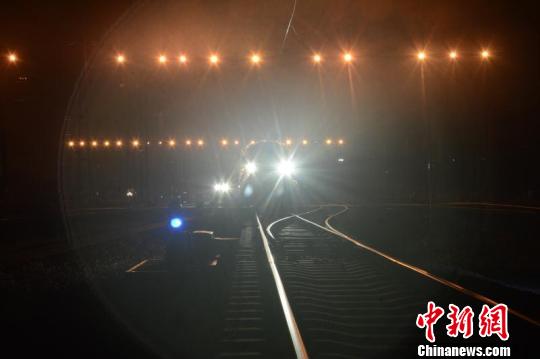 00：38，“動(dòng)車大夫”們在對(duì)動(dòng)車組進(jìn)行會(huì)診 韋加恒 攝