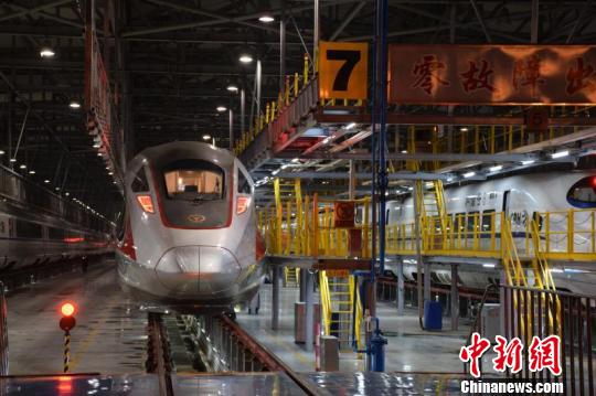 00：39，動(dòng)車組機(jī)械師在檢查車頭開閉機(jī)構(gòu) 韋加恒 攝