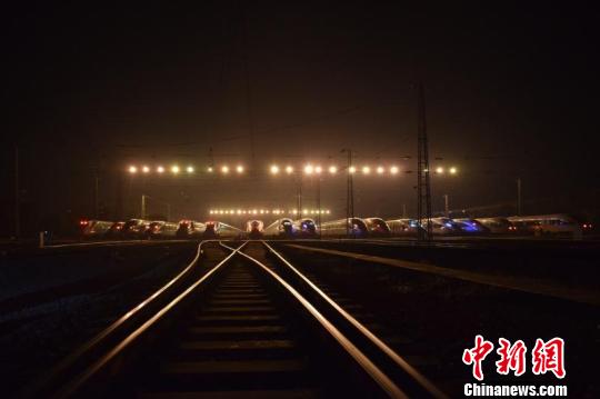 02：30，夜幕下的動(dòng)車組存車場(大睡床) 韋加恒 攝