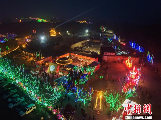 本屆燈會借助IP的力量，以“溯時光新春游園燈會”為主題。張壁古堡景區(qū)供圖
