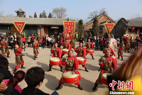 本屆年俗活動新增了民俗內容和非遺表演，表現(xiàn)形式多樣，內容豐富多彩，當?shù)靥厣珴庥?。張壁古堡景區(qū)供圖