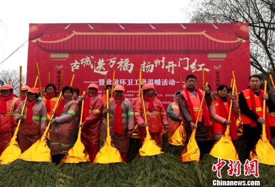 圖為2018年“金掃帚”獎揭曉，108名環(huán)衛(wèi)工獲表彰?！〈藜衙?攝