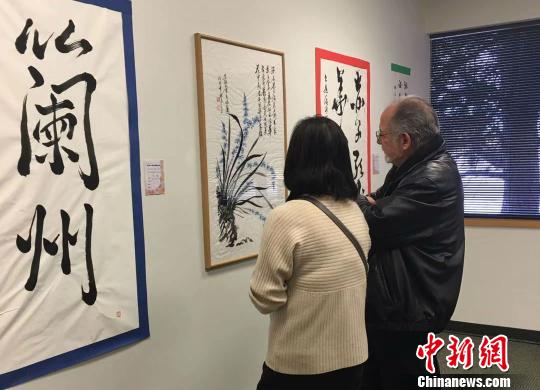 《海外華人寫(xiě)蘭州國(guó)際書(shū)法展》在美國(guó)丹佛活動(dòng)的展覽廳一角?！＄娦?攝
