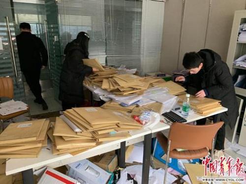 1月22日，幾位租客來到天地昊成都分公司翻找自己的租房合同。