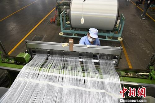 資料圖：玻璃纖維生產(chǎn)廠。<a target='_blank' href='http://www.chinanews.com/'>中新社</a>記者 張浪 攝