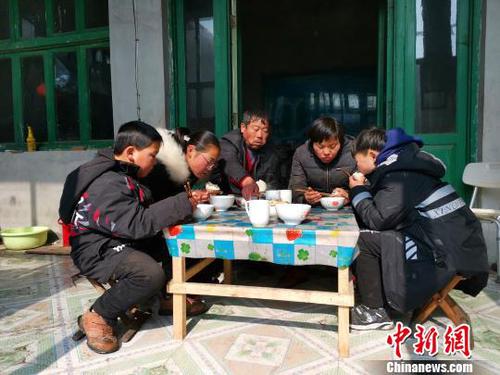 圖為劉奉智一家人在吃飯?！『聦W(xué)娟 攝