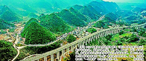 圖為2016年建成通車的恩黔高速（湖北恩施至重慶黔江）朝陽寺特大橋。武陵山區(qū)是湘、鄂、渝、黔四省（市）毗鄰地區(qū)，有著厚重的文化沉淀和豐富的生態(tài)旅游資源。約1200公里的山區(qū)高速旅游圈的“合龍”將武陵山區(qū)的生態(tài)、民俗、自然等景觀以“一線串珠”的方式連接在一起。  新華社發(fā)