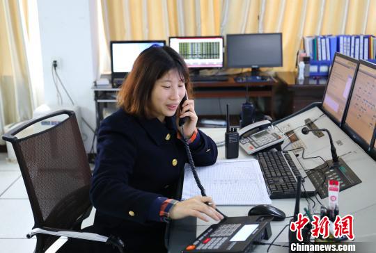 客運(yùn)員劉韋林每天接打電話800余次。　李育全 攝