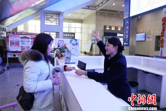 客運(yùn)值班員唐榮婷每天回答旅客問訊5000多人次?！±钣?攝