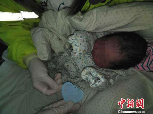 2℃的夜里，這名小小的男嬰顯得十分可憐。公安提供 公安提供 攝