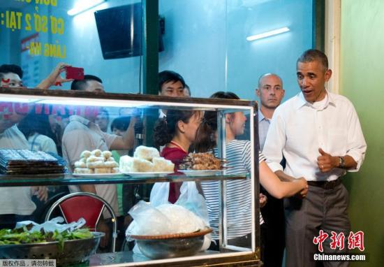 資料圖：2016年，美國前總統(tǒng)奧巴馬在首都河內(nèi)一家平民食店，與廚師出身的美國電視主持一同品嘗地道美食，引來大批民眾圍觀。美國白宮在社交網(wǎng)站發(fā)布一張相片：奧巴馬與美國著名廚師布爾丹在河內(nèi)一家平民食店品嘗了地道越式米粉及河內(nèi)啤酒。
