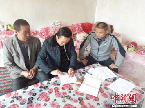 資料圖：圖為扶貧隊伍進貧困戶里，給貧困戶宣講政策?！＄娦?攝