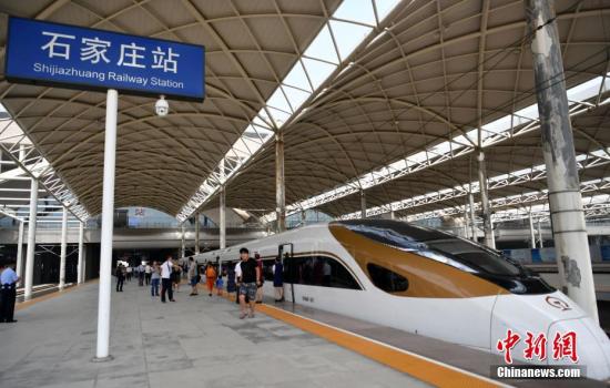 資料圖：“復(fù)興號”動車組在京津冀區(qū)域上線運行。<a target='_blank' href='http://www.chinanews.com/'>中新社</a>記者 翟羽佳 攝