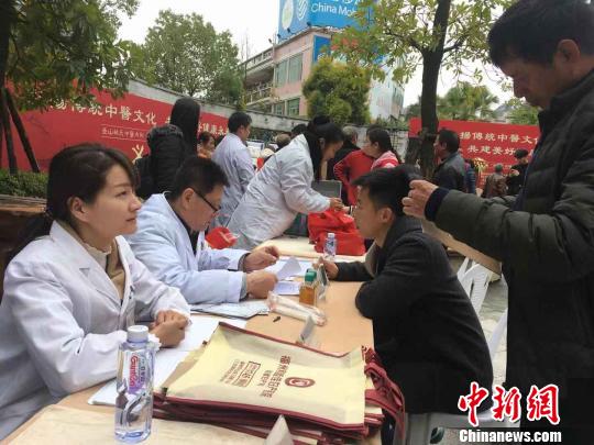 現(xiàn)場的義診服務(wù)項目包括：中醫(yī)理療、中醫(yī)診治處方、測血壓、測血糖、眼科檢查、科普健康知識、建立健康檔案等。　葉秋云 攝