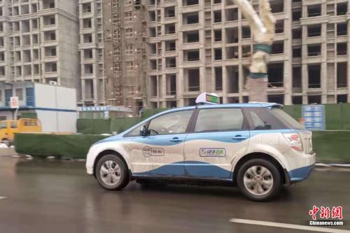 河南安陽，路上行駛的新能源出租車。張旭 攝